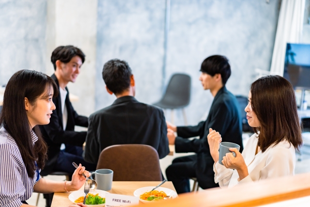 社員食堂で食事をする